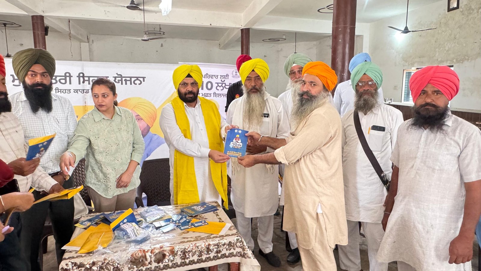 रसूलपुर कलां में घर-घर पहुंचे मंत्री हरभजन सिंह ई.टी.ओ., लोगों को बताईं कल्याणकारी योजनाएं