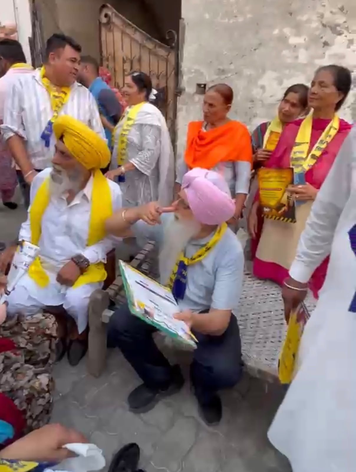 विधायक डॉ. इंदरबीर सिंह निज्जर ने दबुर्जी में घर-घर पहुंचकर बताए ‘मान सरकार के मुनाफे