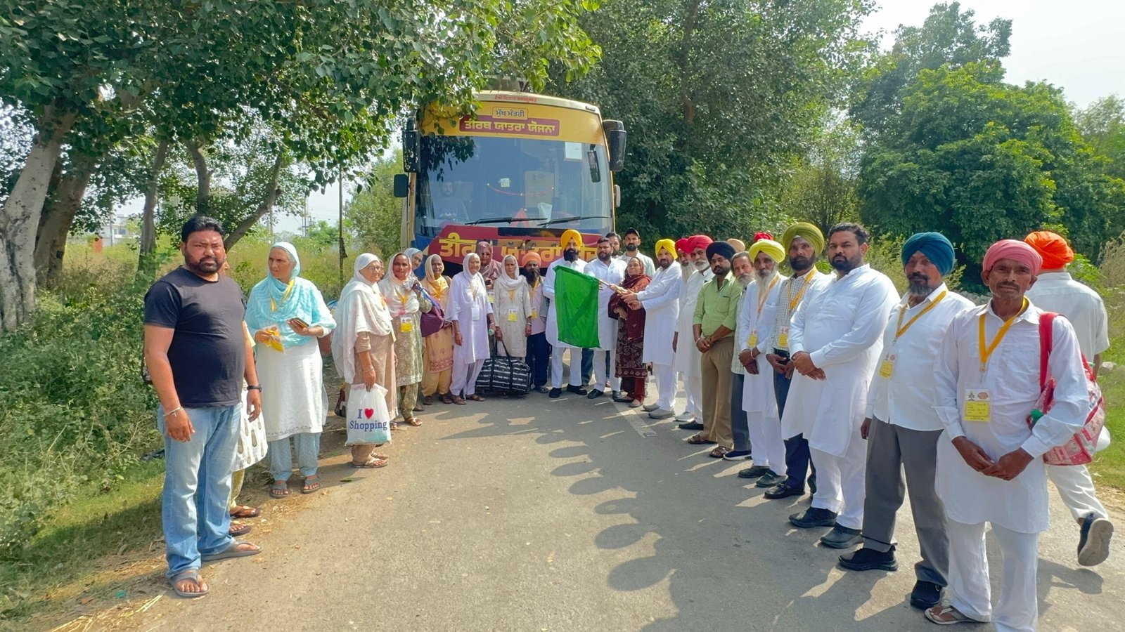 गेहरी मंडी से मुख्यमंत्री तीर्थ यात्रा के तहत श्रद्धालुओं की बस रवाना