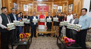 शिमला: राज्यपाल ने ‘ड्रॉप्स ऑफ चेंज’ पुस्तक का किया विमोचन