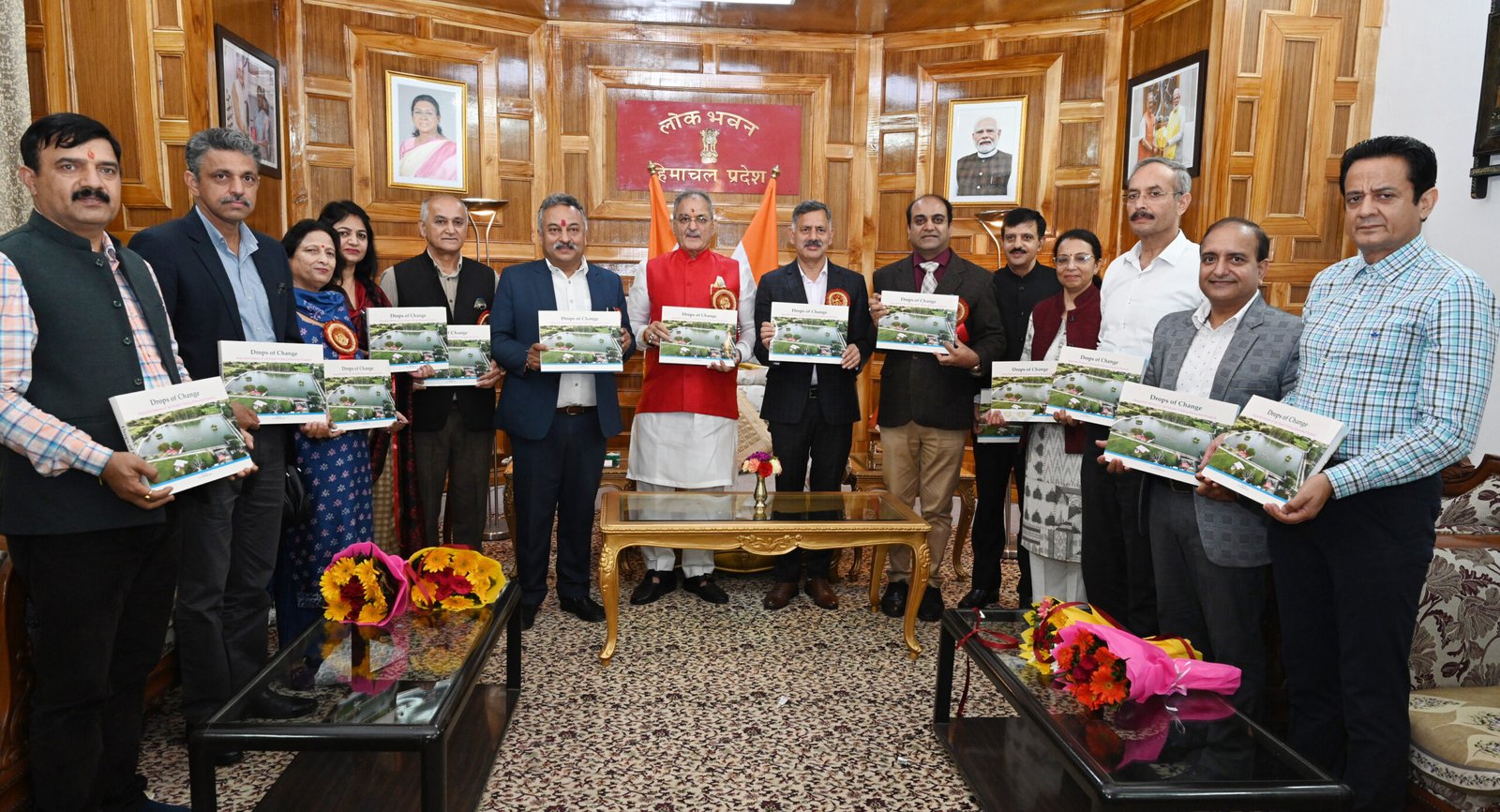 शिमला: राज्यपाल ने ‘ड्रॉप्स ऑफ चेंज’ पुस्तक का किया विमोचन