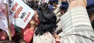 प्रदर्शन के दौरान जनवादी महिलाओं और पुलिस में झड़प, आधे घंटे तक थमा यातायात