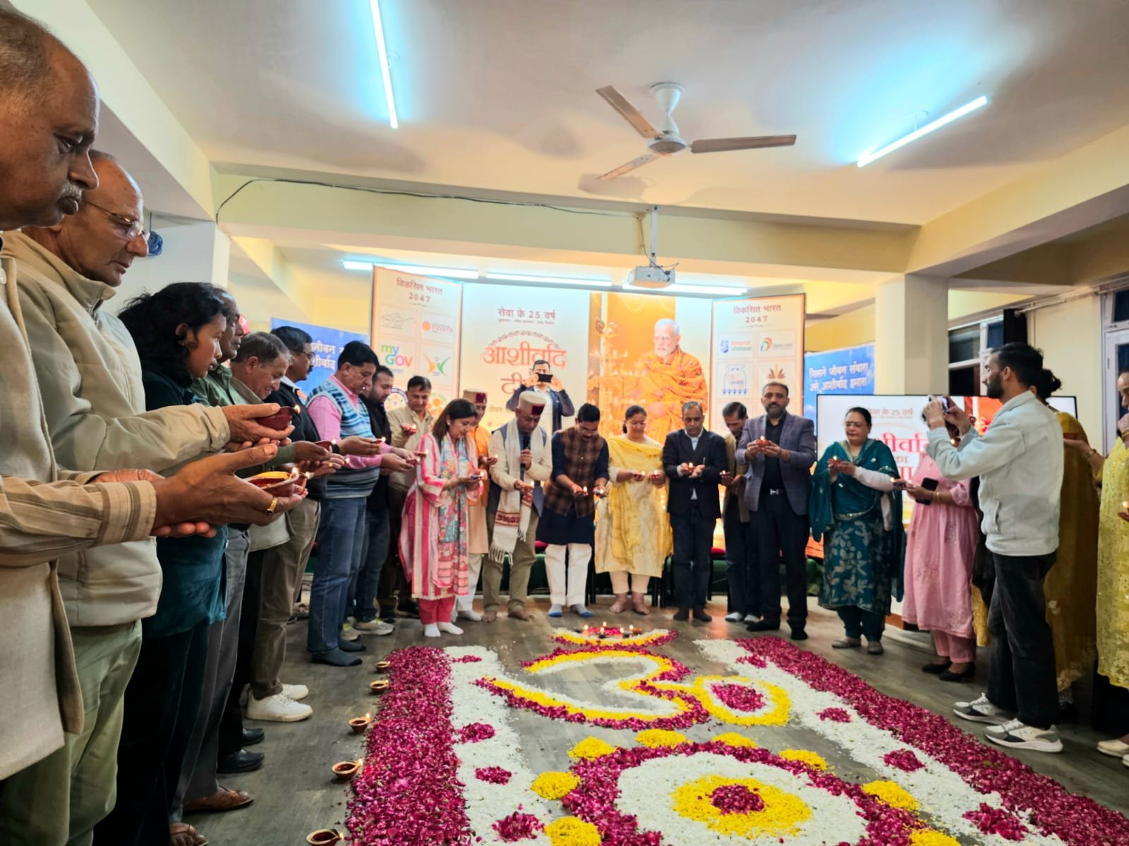 शिमला में 108 दीप जलाकर पीएम मोदी के दीर्घायु की कामना