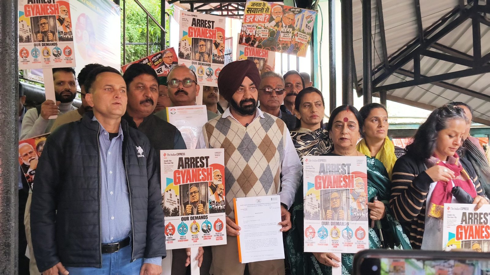 शिमला में कांग्रेस का प्रदर्शन, CEC ज्ञानेश कुमार के खिलाफ राष्ट्रपति को सौंपा ज्ञापन