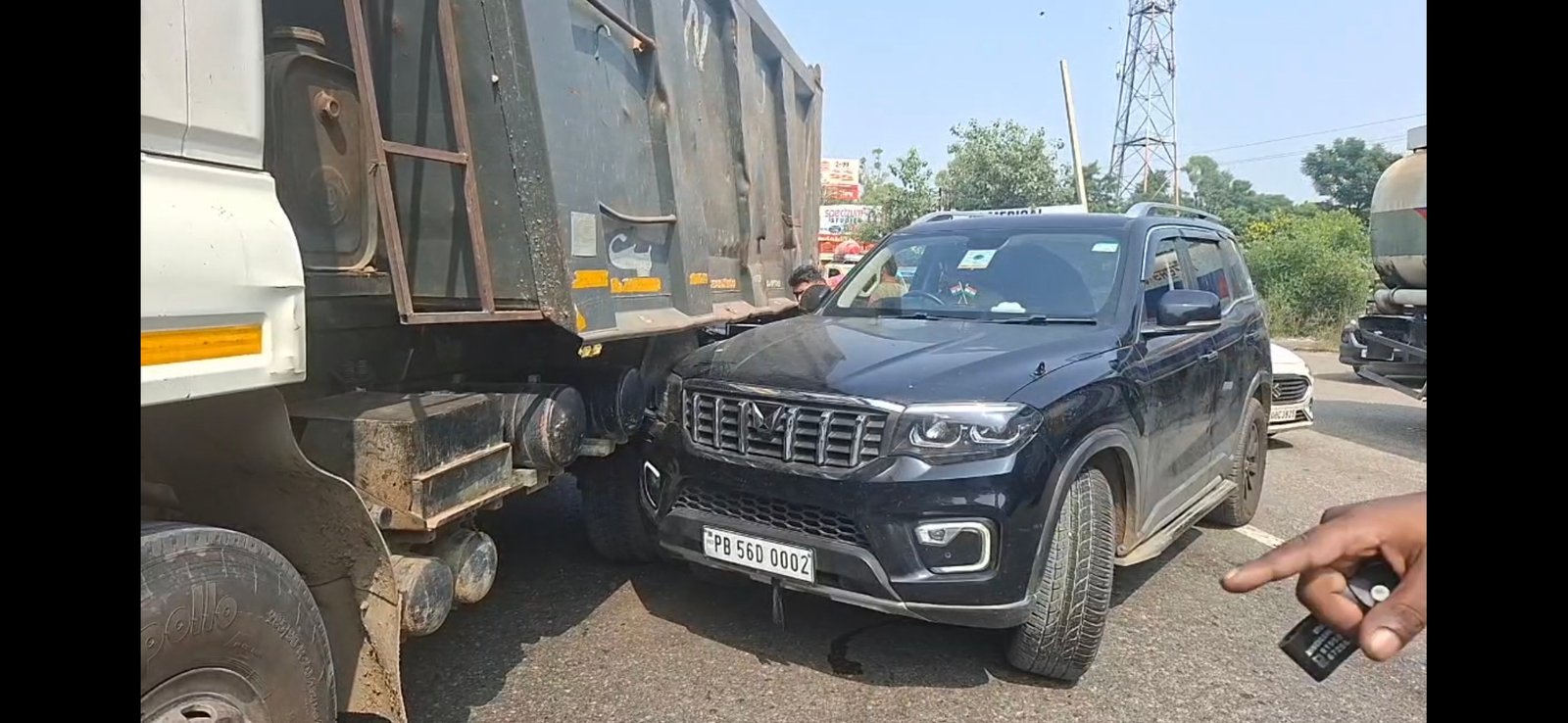 ट्रक ने स्कॉर्पियो को मारी टक्कर, गाड़ी का हुआ दो लाख का नुकसान