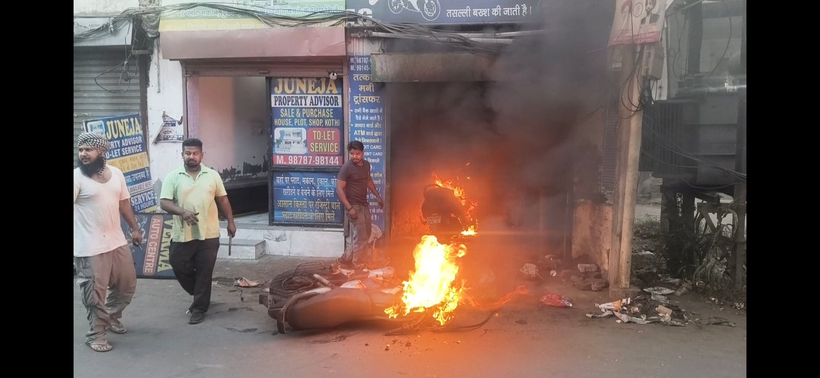 ऑटो रिपेयर शॉप में लगी आग, एक्टिवा और बाइक जली