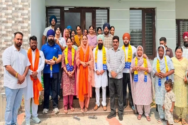 मोगा के गांव धल्लेके में वरिष्ठ अकाली नेता ने पार्टी को कहा अलविदा, परिवार सहित AAP में हुए शामिल