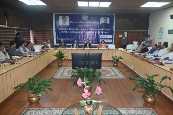ग्रामीण विकास योजनाओं के प्रभावी क्रियान्वयन के लिए अधिकारियों को नियमों की स्पष्ट जानकारी जरूरी : अनिरुद्ध सिंह
