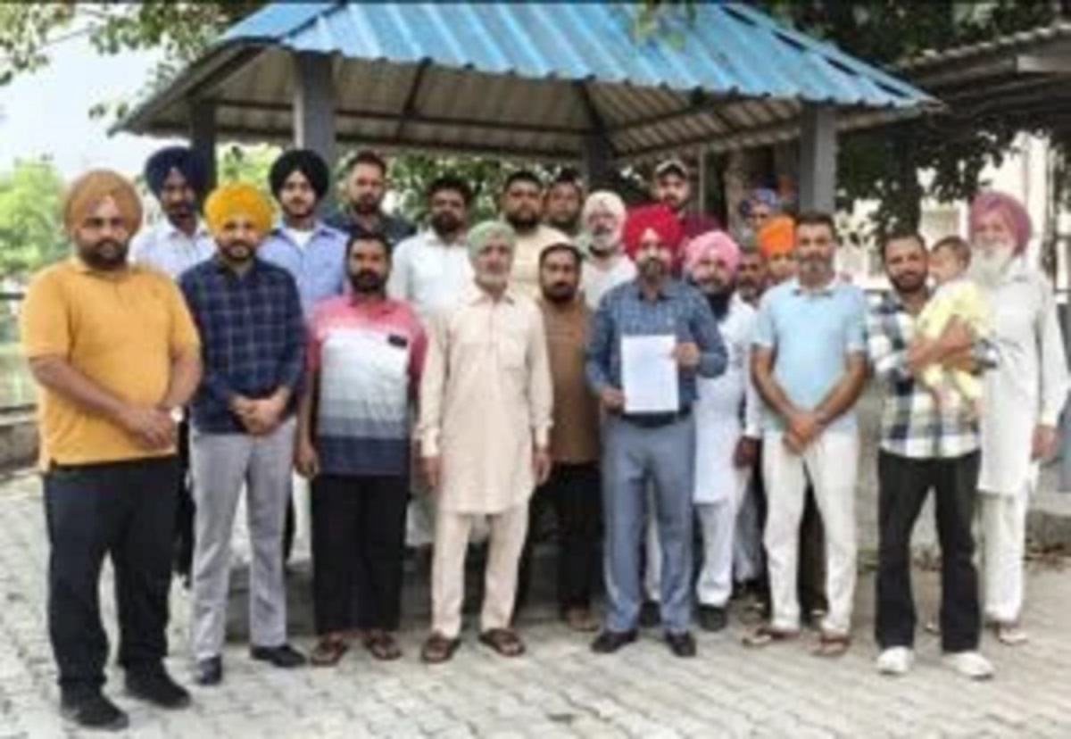 बिना लाइसेंस के चल रहा कारखाना, लोगों ने प्रशासन को की लिखित शिकायत