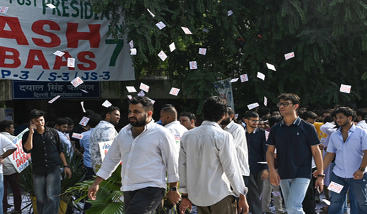 DUSU Election 2026: दिल्ली यूनिवर्सिटी में वोटिंग जारी, 20 उम्मीदवारों के बीच सियासी संग्राम