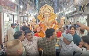 लाल बाजार में निकली भव्य शोभायात्रा, ढोल-नगाड़ों के साथ गणपति प्रतिमा की हुई स्थापना