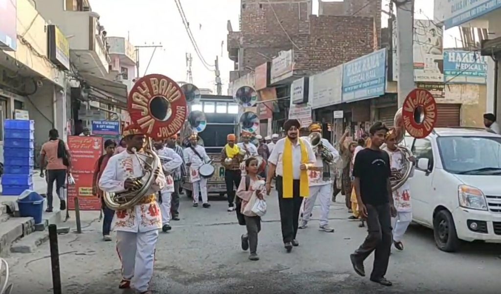 गुरु नानक देव जी के विवाह पर्व को समर्पित नगर कीर्तन, घोड़ी की वागें गुंथकर निभाई विवाह की रस्म