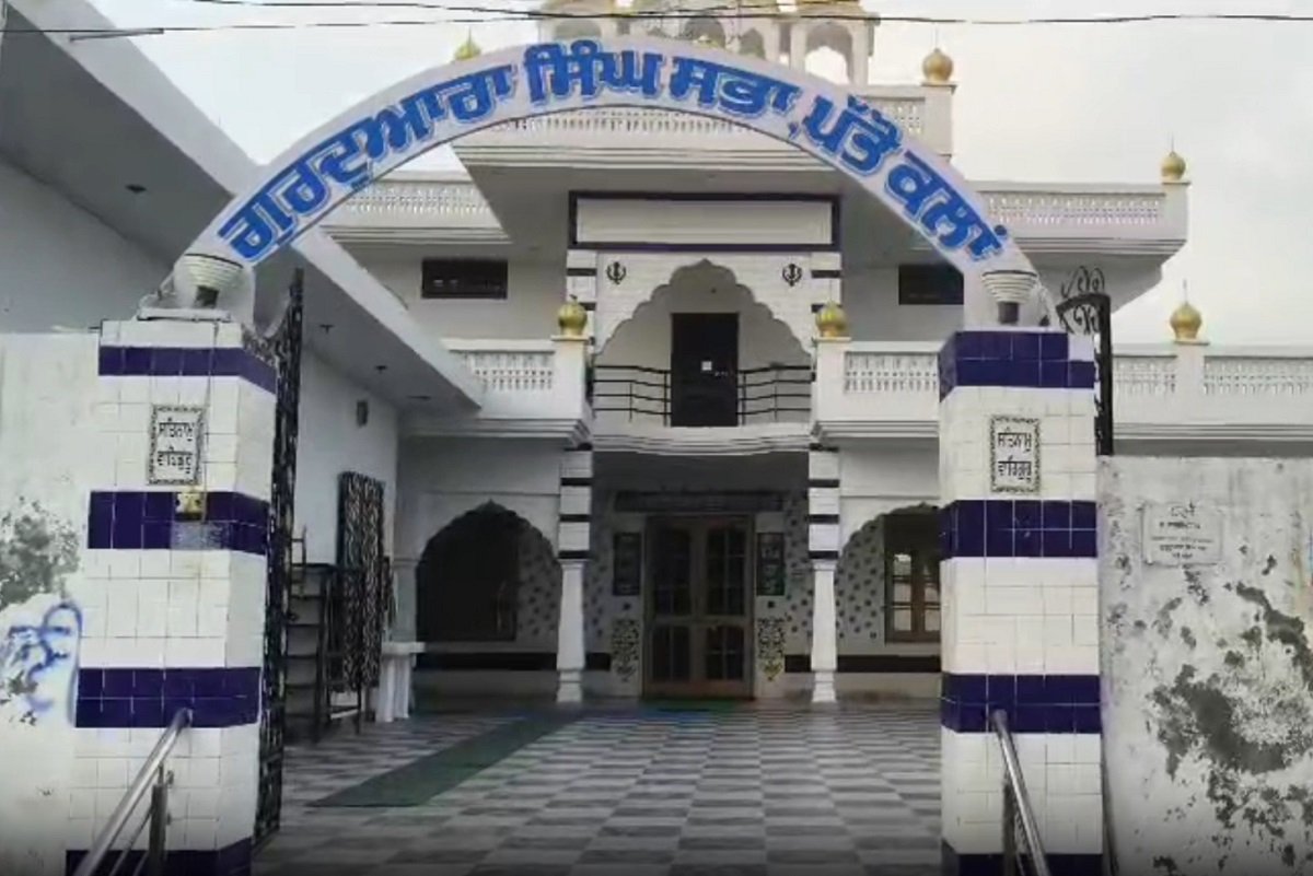चोर ने दीवार फांदकर गुरुद्वारा साहिब से चुराई गोलक, CCTV कैमरे में कैद हुई घटना