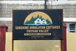 तीर्थन घाटी में अनोखा मड हाउस, जहां पक्षियों के नाम से पहचाने जाते हैं कमरे