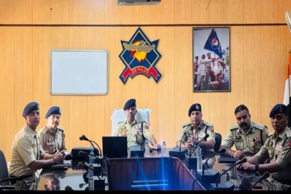 J&K: DGP नलिन प्रभात ने उधमपुर-कठुआ बेल्ट में एंटी-टेरर ऑपरेशन का किया रिव्यू