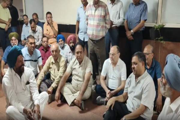 जालंधर नगर निगम में रिटायर्ड कर्मचारियों का प्रदर्शन