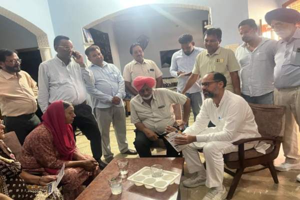 जालंधरः आदमपुर में पवन कुमार टीनू ने शुरू किया डोर-टू-डोर अभियान