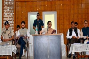 बढ़ते सड़क हादसों को रोकने के लिए जागरूकता अभियान में आधुनिक तकनीक का करें प्रभावी उपयोग: कंगना रनौत