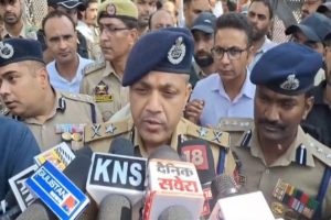 कश्मीर के IGP की स्टूडेंट्स से अपील, कहा- अपने माता-पिता और टीचरों पर भरोसा करें, आसान सुखों को नकारें