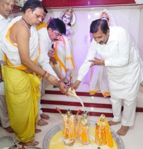 श्रीकृष्ण जन्माष्टमी समारोह में शामिल हुए उपमुख्यमंत्री मुकेश अग्निहोत्री