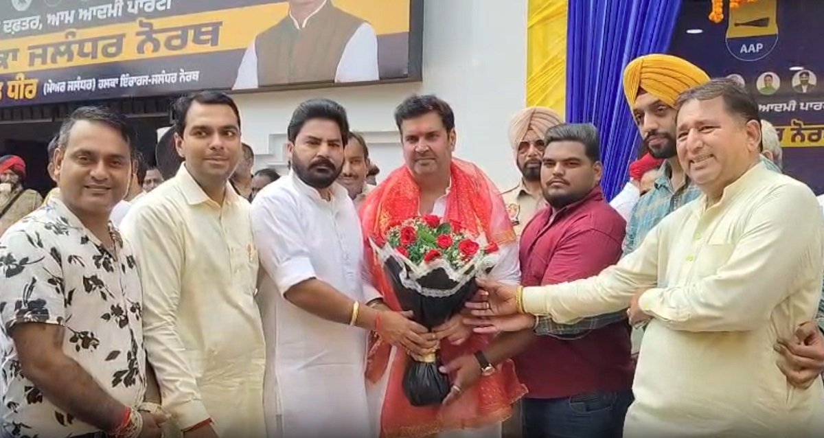 जालंधर चुनावों से पहले मेयर विनीत धीर ने किया दफ्तर का उद्घाटन