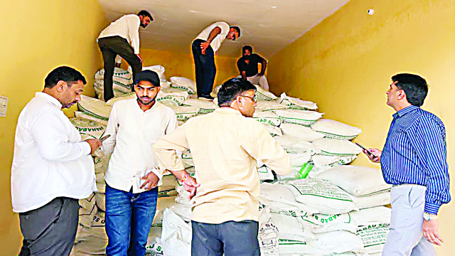 सीएम फ्लाइंग दस्ता ने गांव बक्तुआ की निजी दुकान से छापामारी कर चीनी की 387 बोरिया पकडी