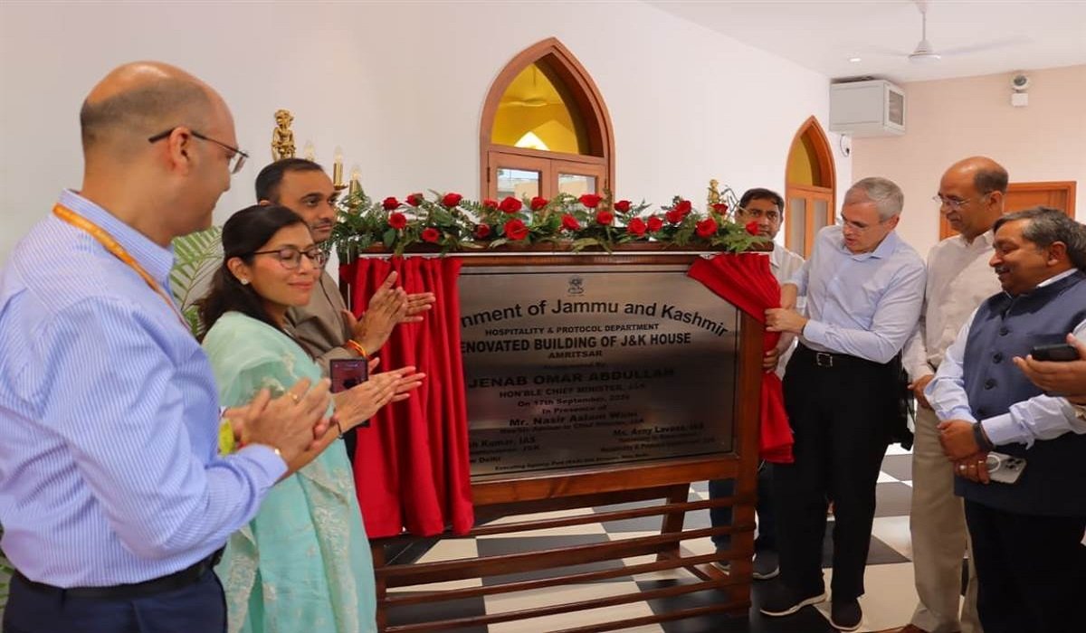 अमृतसर पहुंचे जम्मू-कश्मीर के CM उमर अब्दुल्ला, J&K गेस्ट हाउस का किया उद्घाटन