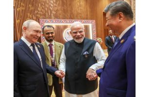 SCO के बाद BRICS में भी दिखा मोदी-पुतिन-शी का बॉन्ड, हाथ पकड़कर मुस्कुराते दिखे तीनों नेता