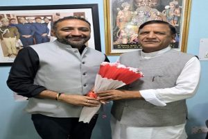 भाजपा प्रदेश मीडिया संयोजक कर्ण नंदा ने डॉ. राजीव बिंदल से की मुलाकात