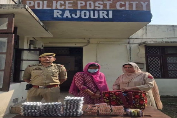 राजौरी पुलिस ने 1,700 टैबलेट और 17,570 कैश किए बरामद, महिला गिरफ्तार