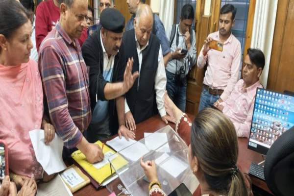 शिमला के शांकली में बच्ची पर कुत्तों के हमले को लेकर नगर निगम को ज्ञापन