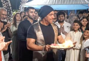 Salman Khan: गणपति विसर्जन पर खुशी से झूमे सलमान खान, गणपति आरती के दौरान कर बैठे ये गलती