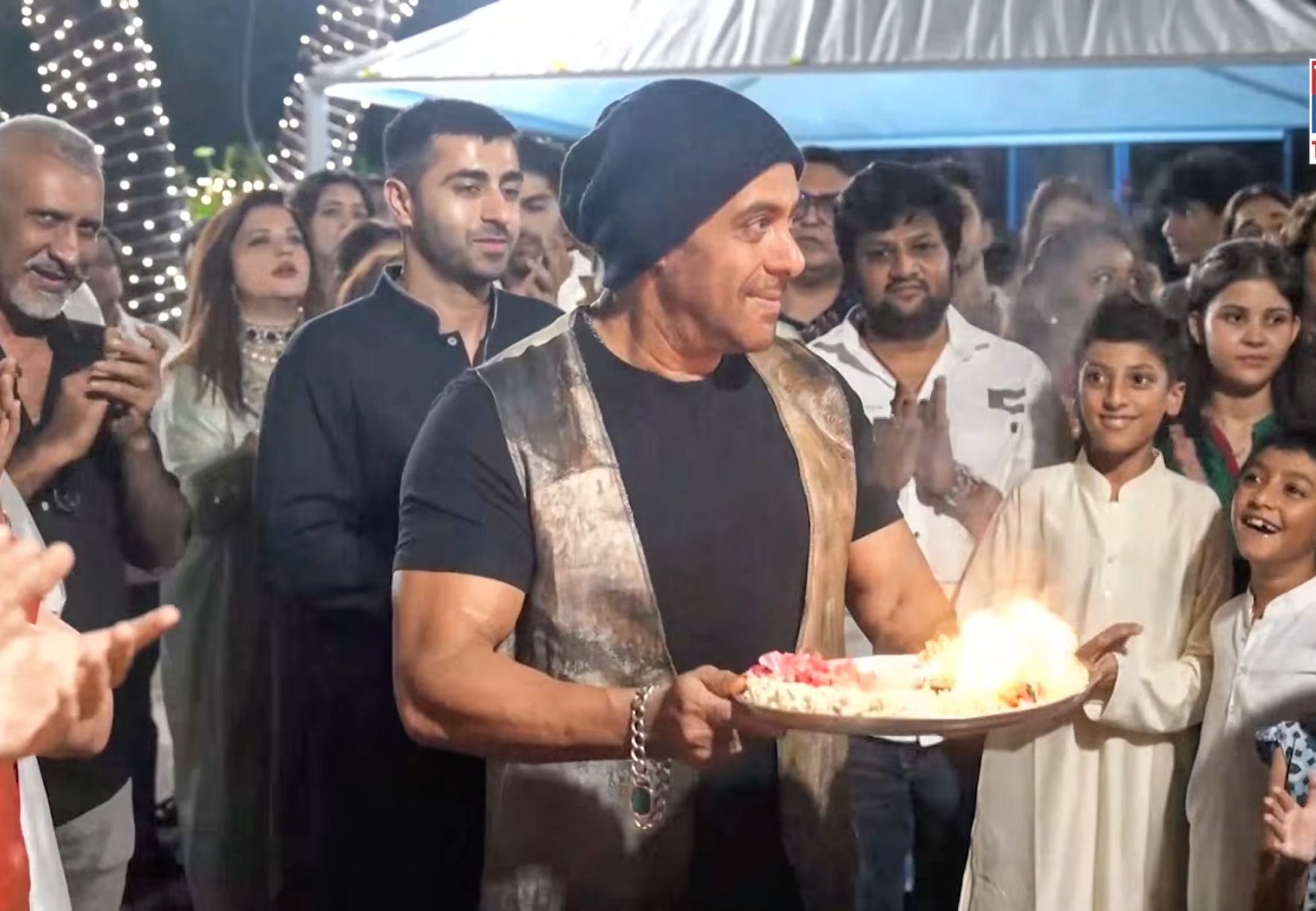 Salman Khan: गणपति विसर्जन पर खुशी से झूमे सलमान खान, गणपति आरती के दौरान कर बैठे ये गलती