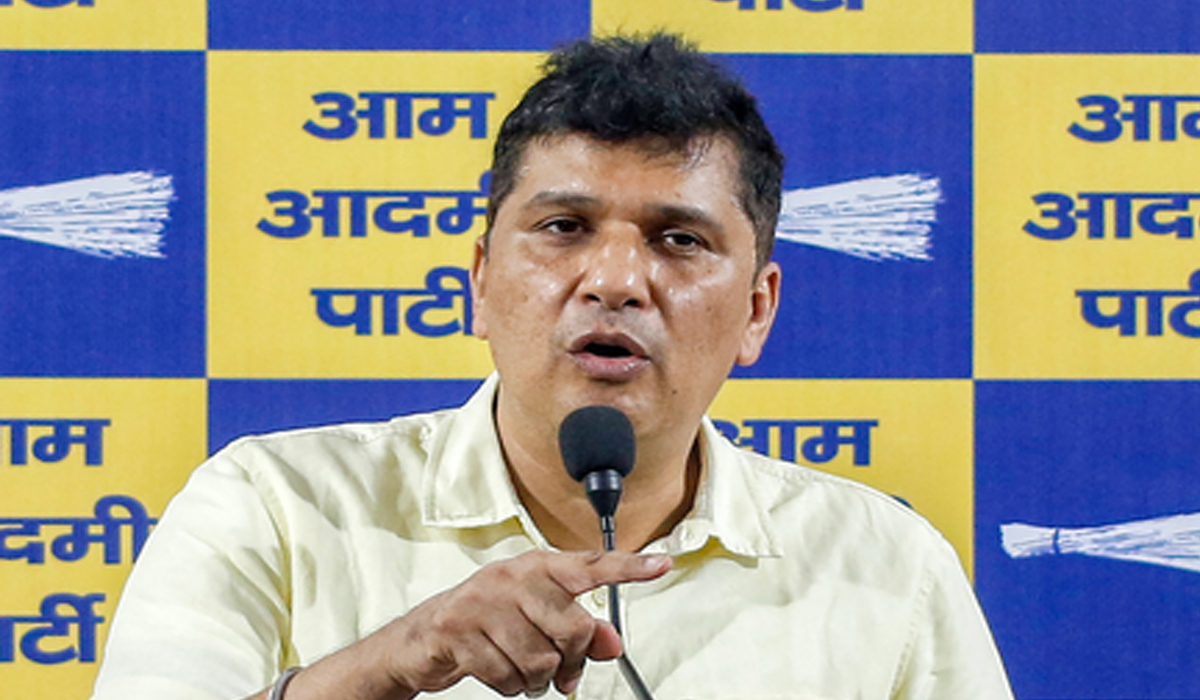 थप्पड़ विवाद पर बढ़ा सियासी घमासान, प्रवेश वर्मा के खिलाफ FIR की मांग, पुलिस कमिश्नर से मिलेंगे सौरभ भारद्वाज
