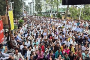 Shimla: OPS की बहाली को लेकर शिमला में गरजे विद्युत कर्मचारी, सरकार के खिलाफ की नारेबाजी