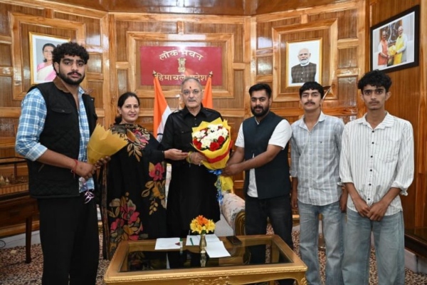 राज्यपाल से भाजयुमो कंडाघाट मंडल अध्यक्ष कार्तिक ठाकुर ने की शिष्टाचार भेंट