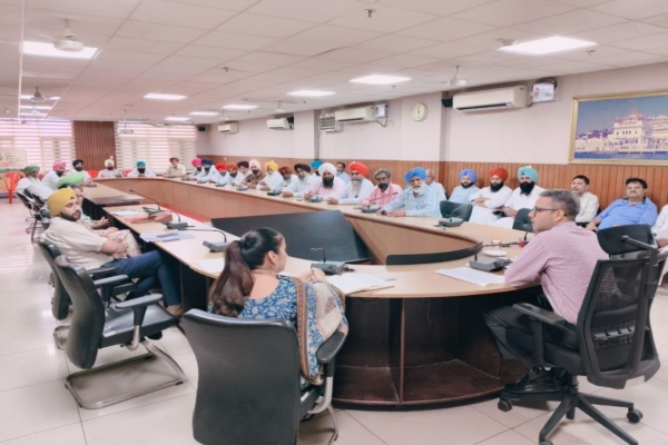 तरनतारन: धान खरीद व्यवस्था को लेकर डिप्टी कमिश्नर ने मंडियों के आढ़तियों के साथ की अहम मीटिंग