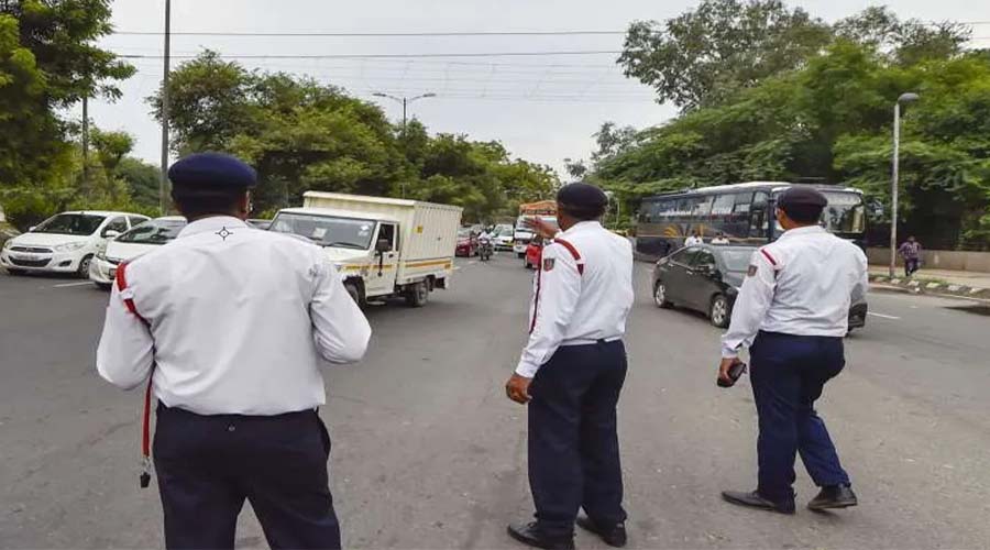 Traffic Police ने रोका तो भूलकर भी न करें ये गलती, बढ़ सकता है चालान