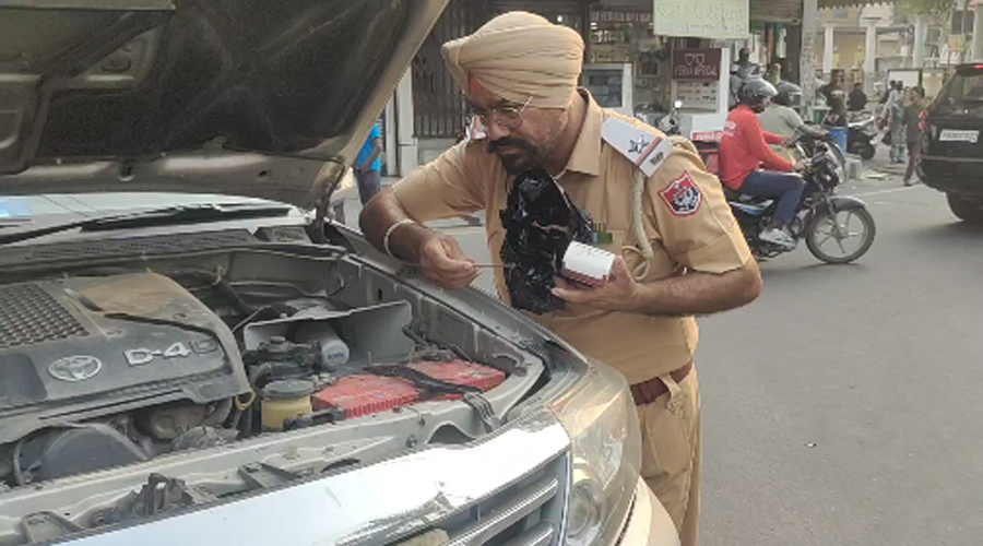 जालंधर ट्रैफिक पुलिस ने VIP लाइट के शक में रोकी इनोवा, तलाशी में बरामद हुआ हूटर