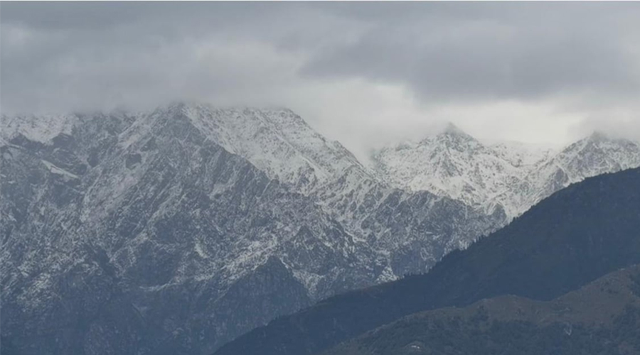 नेपाल में तिब्बत सीमा पर हिमस्खलन का कहर: 10 लोग लापता; भारी बर्फबारी से बढ़ी मुश्किलें