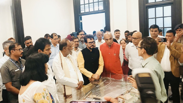 सांसद Anurag Thakur ने मध्य रेलवे मुख्यालय व सीएसएमटी का किया निरीक्षण