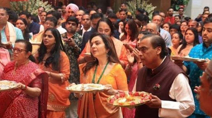 Nita और Mukesh Ambani ने मनाया गणपति उत्सव, परिवार और दोस्त हुए शामिल