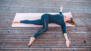 Supta Matsyendrasana Benefits: कब्ज से राहत और पीठ को आराम देने में मदद करता है यह योगासन, जानें सही तरीका