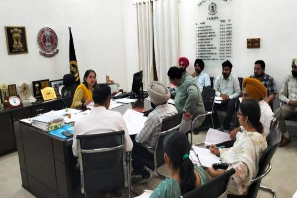 फाजिल्का: डिप्टी कमिश्नर ने धान की एडवांस खरीद व्यवस्था को लेकर अधिकारियों के साथ की मीटिंग