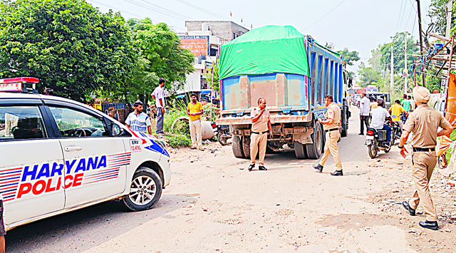 ओवरलोडिड डंपर की चपेट में आने से बुरी तरह से कुचला गया युवक; हालत गंभीर, चंड़ीगढ़ किया रैफर