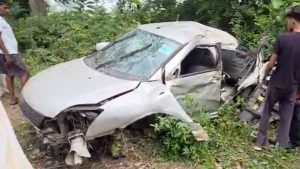 दर्दनाक हादसा, पेड़ से टकराकर पलटी स्विफ्ट कार;  3 की मौत, 6 घायल, जांच में जुटी पुलिस