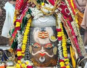 बाबा महाकाल का भांग, त्रिपुंड, त्रिनेत्र और फूलों से भव्य शृंगार, ‘जय श्री महाकाल’ के लगे जयकारे