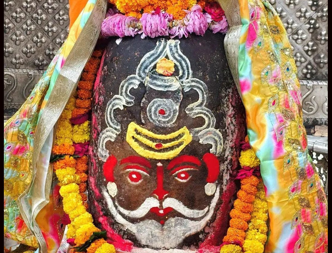 भस्म और लाल सिंदूर से बाबा महाकाल का बनाया गया मुखारविंद; मूंछें, त्रिनेत्र और तिलक से भव्य शृंगार