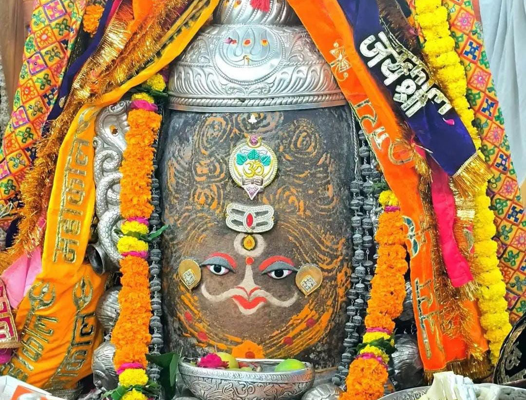 भांग और आभूषणों से बाबा महाकाल का हुआ भव्य शृंगार, चंदन से किया गया लेप