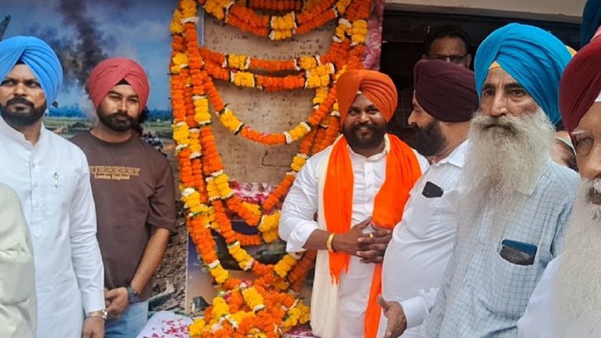15-20 साल से बंद था छेहरटा में बना स्मारक, अब स्थानीय समिति को सौंपी गई चाबियां